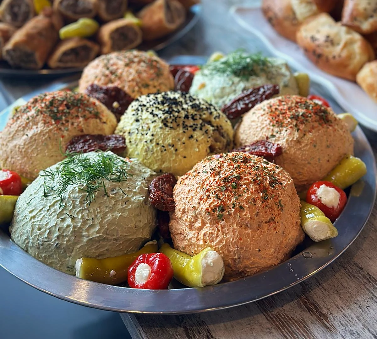 Hausgemachte Aufstriche mit Dill, Paprika und Schwarzkümmel