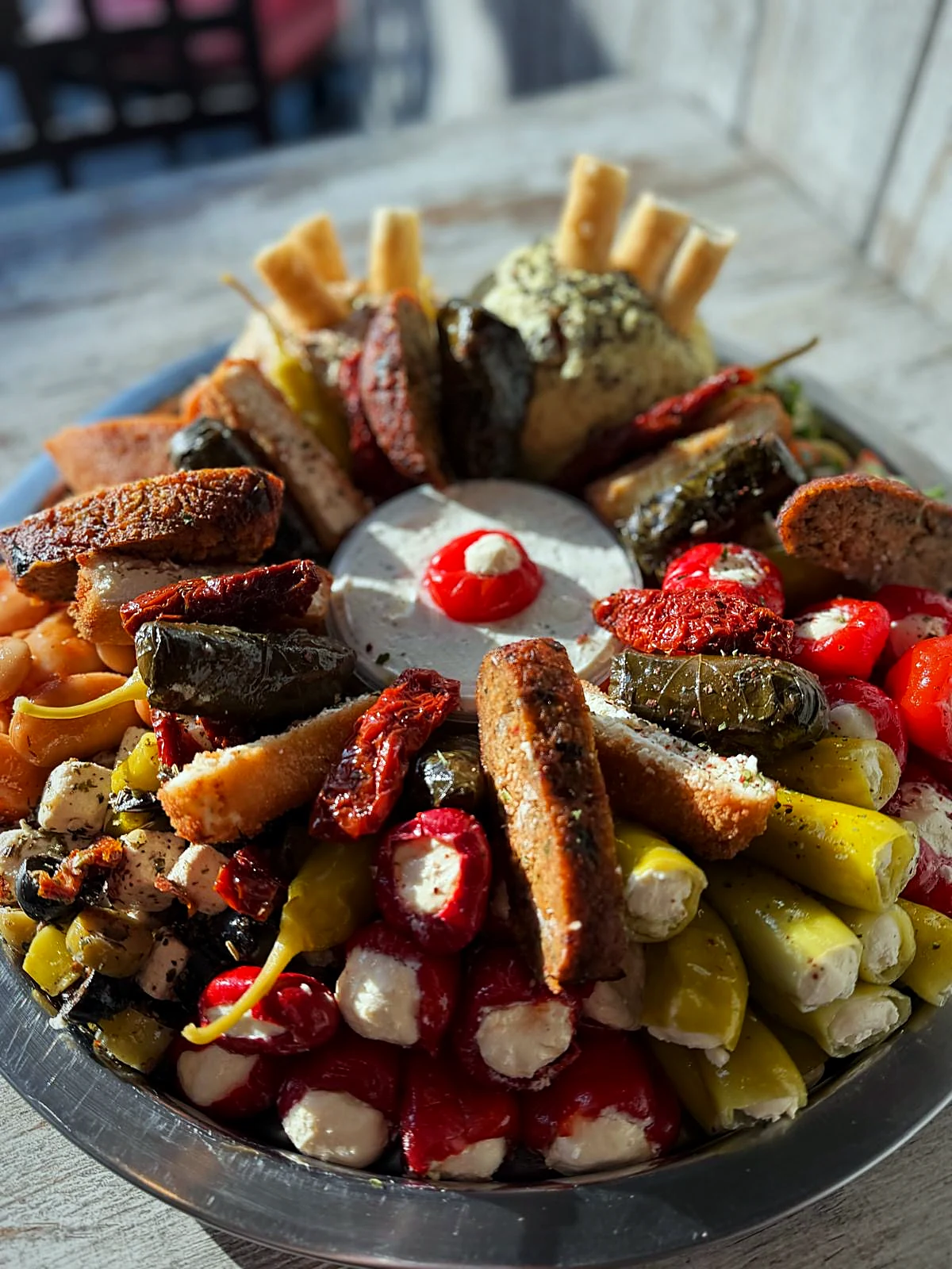 Antipasti-Platte von Kulinar mit gefüllten Peperoni, Sarma, Börek und Aufstrichen