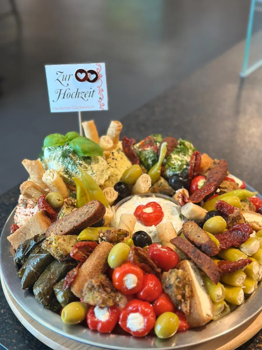Große Antipasti-Platte von Kulinar mit Hochzeitsfähnchen